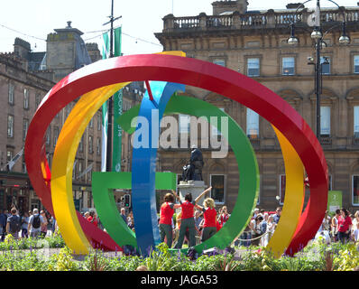 Célébrations des Jeux du Commonwealth 2014 George Square, Glasgow, Royaume-Uni célébrer les bénévoles ayant photos prises en uniforme avec logo Big G Banque D'Images