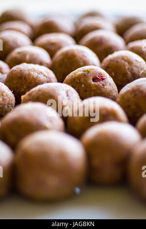 Les Boulettes crues sur une plaque avant la cuisson Banque D'Images