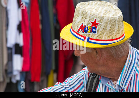 Homme portant chemise rayée et chapeau avec la musique sur à Wessex Folk Festival à Weymouth, Dorset en Juin Banque D'Images