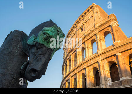 Horse sculpture 'Lapidarium - attendent les barbares" par l'artiste mexicain Gustavo Aceves, à côté du Colisée, dans le centre de Rome, Italie Banque D'Images