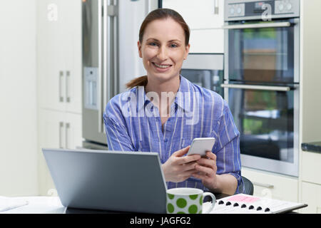 Portrait de femme de travailleur indépendant à la maison Cuisine Banque D'Images
