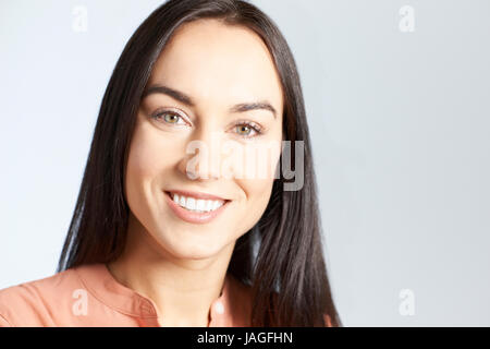 Portrait de femme avec des dents parfaites et beau sourire Banque D'Images