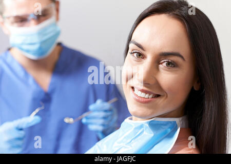 Jeune femme ayant vérifier jusqu'à l'examen et de soins dentaires dentiste Banque D'Images
