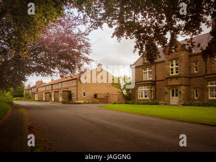 Rue et maisons du village, Sessay, North Yorkshire, UK. Banque D'Images