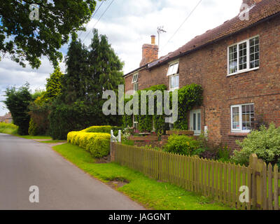 Rue et maisons du village, Sessay, North Yorkshire, UK. Banque D'Images