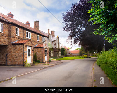 Rue et maisons du village, Sessay, North Yorkshire, UK. Banque D'Images