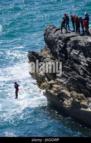 Porth Dafarch Coasteering, Banque D'Images