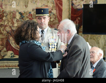 Sylvie Bermann, Ambassadeur de France en Grande-Bretagne accorde la Médaille de la Légion d'Honneur au Caporal Henry Brook pour son rôle dans le débarquement en Normandie il y a 73 ans aujourd'hui, à la résidence de l'Ambassadeur au centre de Londres. Banque D'Images