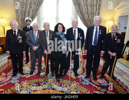 (De gauche à droite) Leslie George, Richard Moorfield, Henry Brook, Henry Everest, Douglas Boothman, et Cyril Scoffield après Sylvie Bermann, Ambassadeur de France en Grande-Bretagne leur a présenté la Médaille de la Légion d'Honneur pour leur part dans les débarquements du Jour J en Normandie il y a 73 ans aujourd'hui, à la résidence de l'Ambassadeur au centre de Londres. Banque D'Images