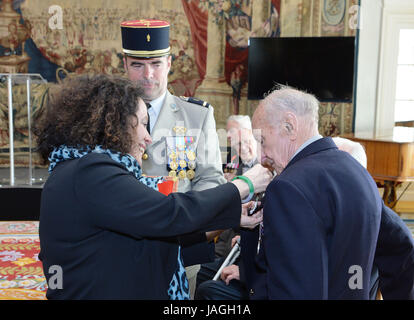 Sylvie Bermann, Ambassadeur de France en Grande-Bretagne accorde la Légion d'Honneur médaille à Cyril Scoffield pour sa part dans les débarquements du Jour J en Normandie il y a 73 ans aujourd'hui, à la résidence de l'Ambassadeur au centre de Londres. Banque D'Images