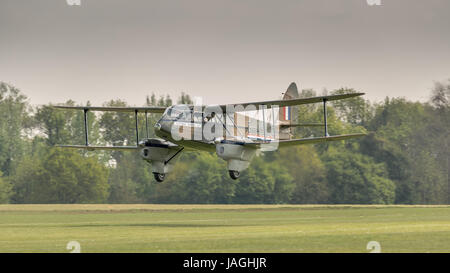 Biggleswade, UK - 7 mai 2017 : Vintage De Haviland Dragon Rapide en vol Banque D'Images