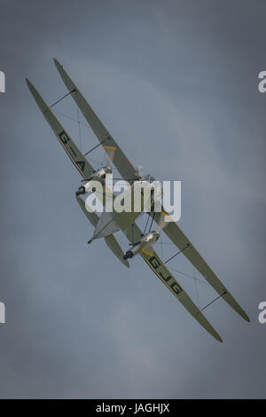 Biggleswade, UK - 7 mai 2017 : Vintage De Haviland Dragon Rapide en vol Banque D'Images