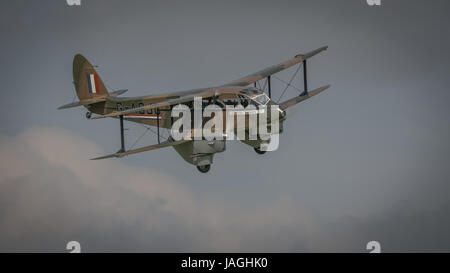 Biggleswade, UK - 7 mai 2017 : Vintage De Haviland Dragon Rapide en vol Banque D'Images