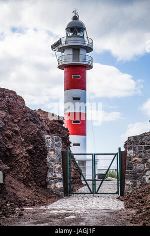 Punta Faro del Teno, Tenerife - roches volcaniques et les paysages de l'océan Atlantique par le phare, Tenerife Banque D'Images