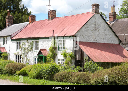 Cottages avec toits ondulés en acier dans un village West Sussex, England, UK Banque D'Images