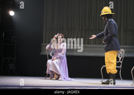 "Le chanteur Chauve" au théâtre espagnol de Madrid comprend : Adriana Ozores, Javier Pereira Où : Madrid, Espagne Quand : 28 Avr 2017 Crédit : Oscar Gonzalez/WENN.com Banque D'Images