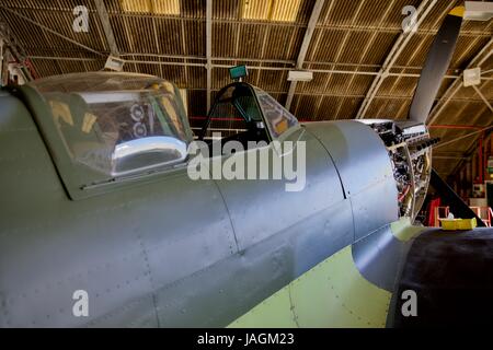 Supermarine Spitfire Mk LF501 l'objet d'un AR CR rétablissement complet à l'ancien directeur de l'aérodrome Banque D'Images