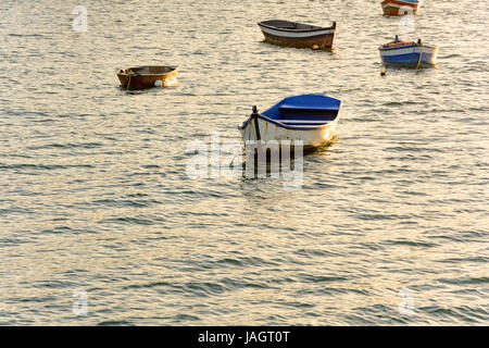 Aviron vieux bateaux de pêche en bois flottant sur les eaux de la mer ville de Buzios, Rio de Janeiro Banque D'Images