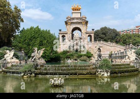 Cascade et fontaine dans le Parc de la Ciutadella, Barcelone, Espagne Banque D'Images