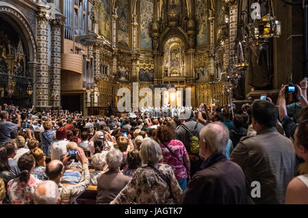 L'intérieur de Santa Maria de Montserrat Abbaye Bénédictine pendant l'entretien, Montserrat, Barcelone, Espagne. Banque D'Images