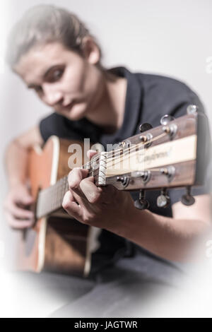 Guitare - un fret est un élément soulevé sur le cou d'un instrument à cordes. Banque D'Images