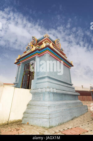 Architecture d'un temple indien du sud 'Velappar Kuzhanthai" Poombarai au village. Le temple a trois mille ans d'histoire et fut consacrée b Banque D'Images