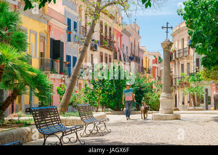 Cagliari Sardaigne Villanova, un homme promène son chien dans un jardin coloré dans la région de Villanova, Cagliari, Sardaigne. Banque D'Images