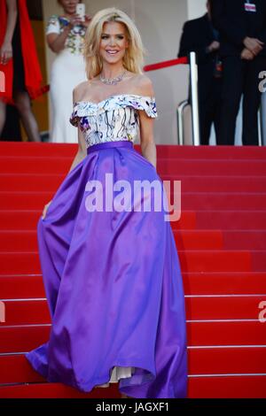Victoria Silvstedt (dress conçu par Christophe Guillarmé, bijoux par Neuhaus) arrivant sur le tapis rouge pour le film 'Okja'. 70e Festival de Cannes Mai 19, 2017 Photo Jacky Godard Banque D'Images