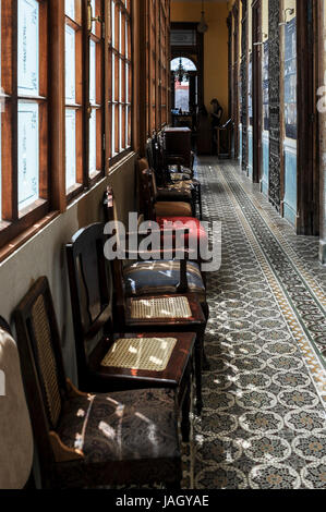 Couloir avec des chaises dans La Guarida célèbre restaurant à La Havane, Cuba Banque D'Images