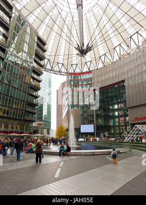 BERLIN, ALLEMAGNE - 15 OCTOBRE : les touristes dans le Sony Center sur la Potsdamer Platz à Berlin, Allemagne le 15 octobre 2013. Sony Center est un complexe de bâtiments parrainé par Sony situé au Potsdamer Platz. Banque D'Images