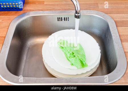 Le lavage par en torchon de cuisine lavabo en métal Banque D'Images