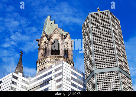 Kaiser-Wilhelm-Gedachtniskirche et bleu ciel du matin d'automne à Berlin Banque D'Images