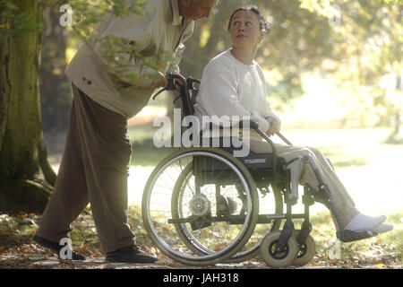 Femme Homme pousse dans la roue du président, non valide Banque D'Images