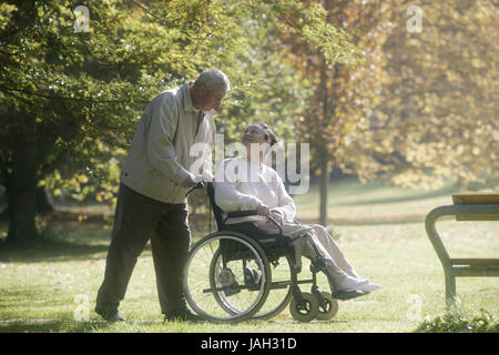 Femme Homme pousse dans la roue du président, non valide Banque D'Images
