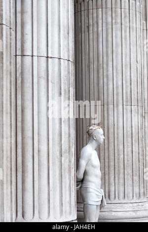 Londres, Royaume-Uni, 7 mai 2017 : la statue du Christ avec la couronne de barbelés en face de la cathédrale St Paul Banque D'Images