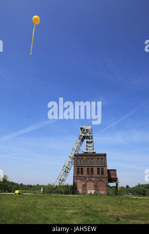 L'emplacement des anciennes mines,Allemagne,chambre haute la dysenterie,salon,Rhénanie du Nord-Westphalie,Oberhausen-Sterkrade,mine de charbon Sterkrade,cadre,levage,Malakowturm Malakoffturm,route de la culture industrielle sélectionnez dysenterie en 2010,capitale culturelle de l'Europe en 2010, l'extraction du charbon dans la région de dysenterie, projet d'envergure de caractères à partir de la baie 22.05 au 30.05.2010 après une idée de Volker Bandelow,ballons jaunes et drapeaux, Banque D'Images