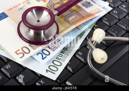 D'euros de billets de banque et stéthoscope sur clavier de l'ordinateur,charges dans l'icône de la santé publique, Banque D'Images