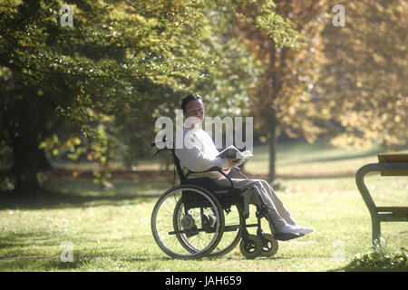 Femme lu dans la roue du président non valide,parc, Banque D'Images