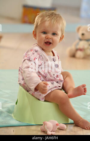 Bébé,8 mois,pots de chambre,heureusement,layette bébé,pot,apprentissage,robe,robe,blonde,rose,piscine,rire,apprendre,les filles, s'asseoir,joie,fièrement, Banque D'Images