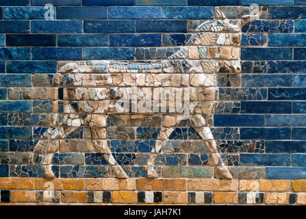 Mosaïque de Bull sur les briques vernissées de couleur Ishtar babylonienne Gate, c.604-562 av. J.-C., Musée de Pergame, Berlin, Allemagne Banque D'Images