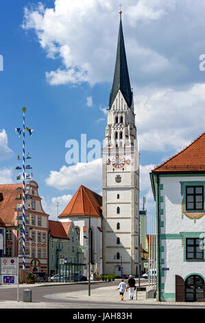 Place principale mit maypole, église paroissiale Saint Jean Baptiste, Pfaffenhofen, Upper Bavaria, Bavaria, Germany Banque D'Images