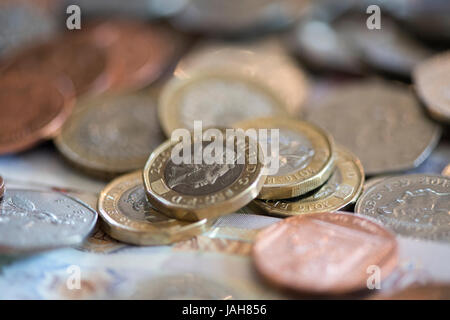 Des piles de grande monnaie britannique y compris l'encaisse et des pièces en livres sterling. Banque D'Images