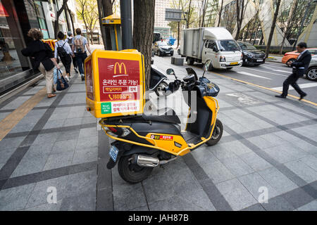 Scooter de livraison pour les commandes en ligne de McDonald's restaurant fast food, McDelivery, Séoul, Corée du Sud Banque D'Images