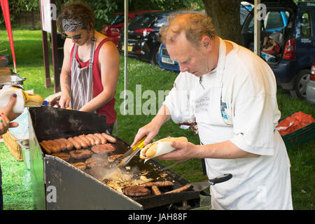 L'homme au barbecue - prises dans Ashley Green - Chesham Banque D'Images