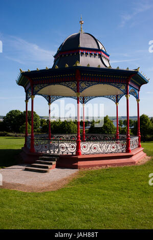 Vert-de-la-Madeleine et Kiosque à Dundee West End. Situé sur la rive nord du Firth of Tay, Dundee est la quatrième plus grande ville d'Ecosse. Banque D'Images