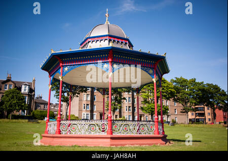 Vert-de-la-Madeleine et Kiosque à Dundee West End. Situé sur la rive nord du Firth of Tay, Dundee est la quatrième plus grande ville d'Ecosse. Banque D'Images