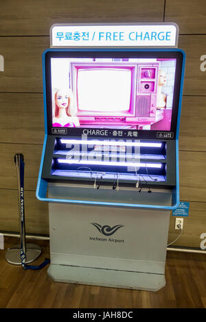 Station de recharge de téléphone mobile à l'Aéroport International d'Incheon disponible pour une utilisation gratuite, Séoul, Corée du Sud Banque D'Images