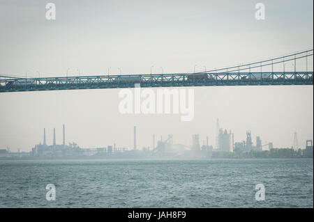 Traffic fait son chemin au-dessus de la rivière Detroit sur le pont Ambassador, l'internationale la plus achalandée en Amérique du Nord, avec l'Île Zug ci-dessous dans la distance. Banque D'Images