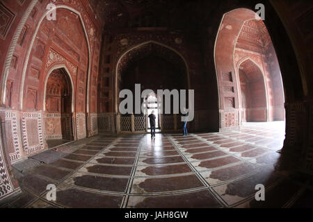 Intérieur de la mosquée dans le complexe du Mausolée du Taj Mahal, Agra, de l'état de l'Uttar Pradesh, Inde Banque D'Images