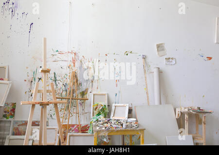 Mur dans le studio de l'artiste, atelier d'intérieur Banque D'Images